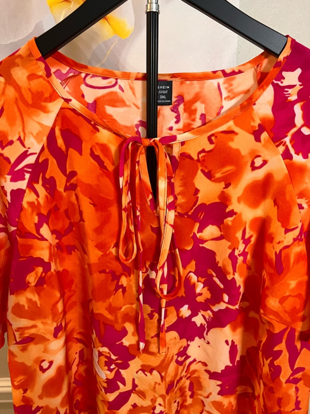 Women’s Vibrant Abstract Floral Print Tie-Neck Short Sleeve Blouse! Size 3XL. - Picture 4 of 11